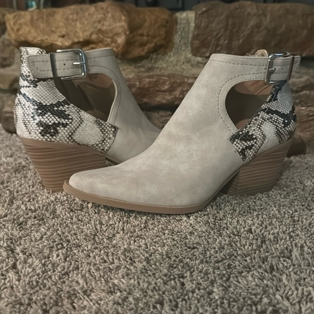 Boutique booty sz 8